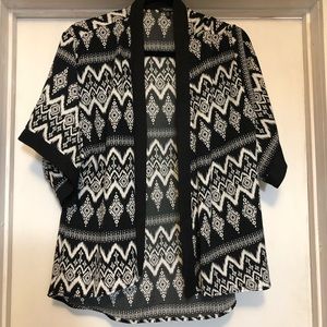 🍄 3 for $20  Black white tunic kimono fall